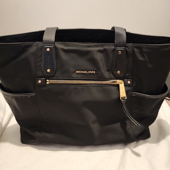 Michael Kors Handbags - EUC Michael Kors Kelsey Nylon Tote
